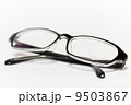 たたんだ眼鏡 9503867