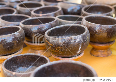 Black alms-bowl 9503951