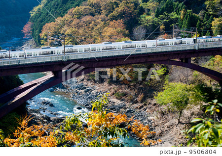 秋の山峡駅 JR西日本山陰線保津峡駅 9506804