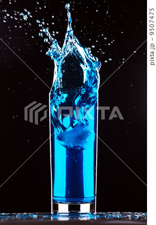 blue cocktail splashing 9507475