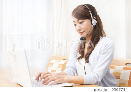 チャットする若い女性 チャットする若い女性 9507754