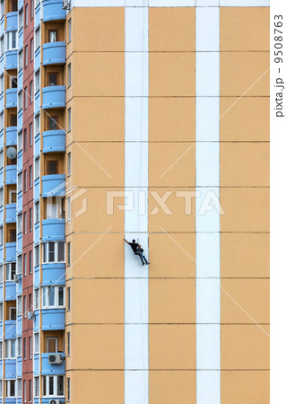 steeplejacks on a concrete wall 9508763