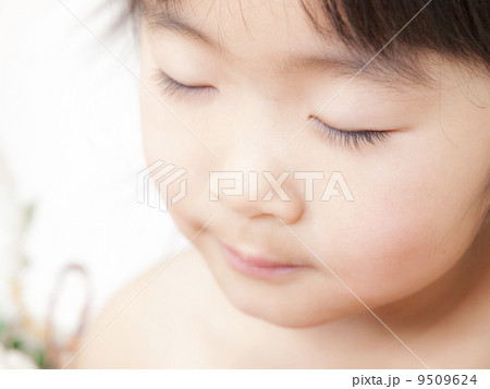 目をつぶる少女 9509624