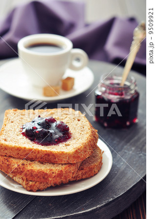 Breakfast with toast 9509921