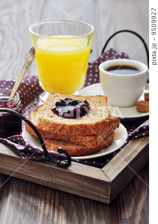 Breakfast with toast 9509927