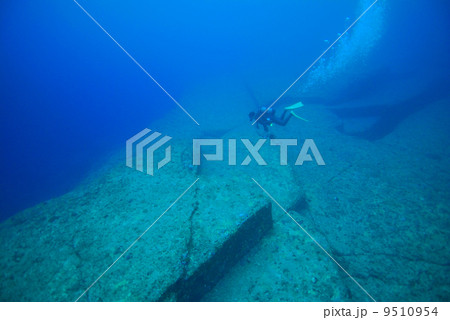 海底遺跡とダイバー 9510954