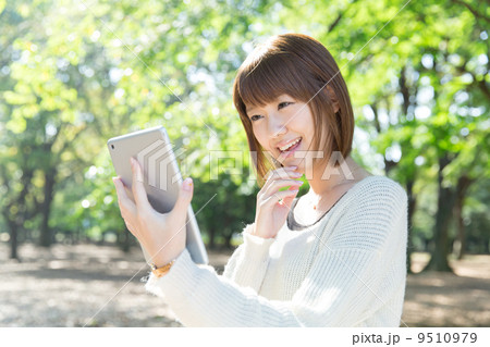 緑の中の女性 9510979