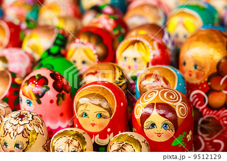 Colorful Russian nesting dolls at the market Colorful Russian nesting dolls at the market 9512129