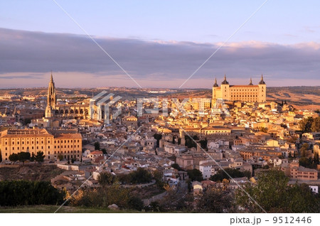 世界遺産　夕日に映えるトレドの街 9512446