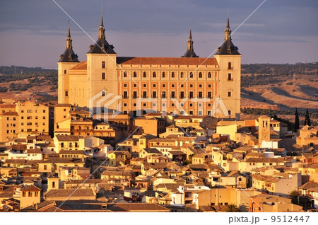 世界遺産　トレド 夕日に映えるアルカサール 9512447