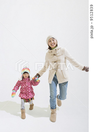 手をつないだ親子 手をつないだ親子 9512839