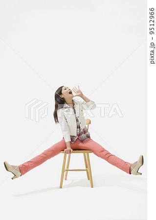 椅子に座り叫ぶ女性 9512966