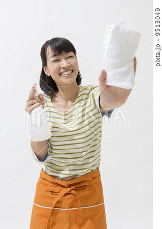 洗剤と雑巾を持つ女性 洗剤と雑巾を持つ女性 9513049