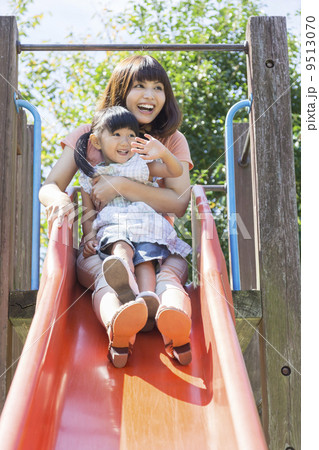 すべり台で遊ぶ親子 9513070