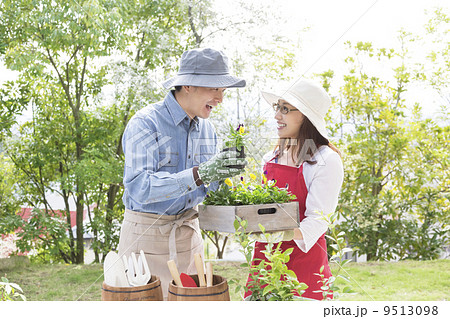 ガーデニングをする夫婦 9513098