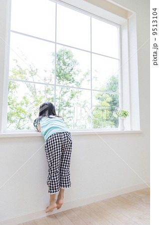 窓辺から外を眺める女の子 9513104