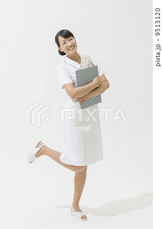 ファイルを持った看護師 9513120