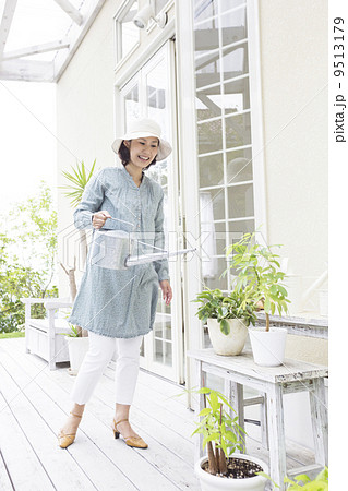 植物に水やりをする女性 9513179