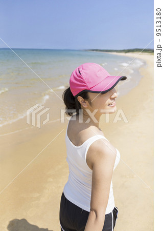 海辺に立つ女性 9513180