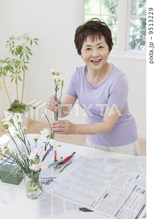 花をいける中高年女性の写真素材