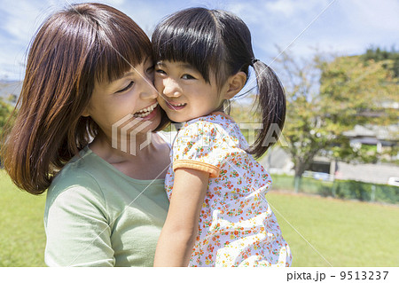 頬を寄せる親子の写真素材