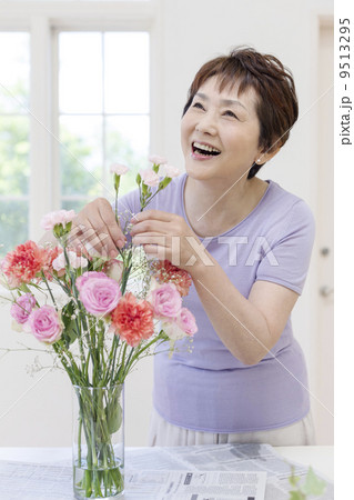 花をいける中高年女性の写真素材