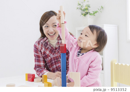 積み木で遊ぶ女の子 9513352