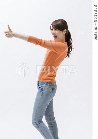 親指を立てる女性 9513353