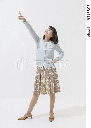 指を指す女性 指を指す女性 9513363