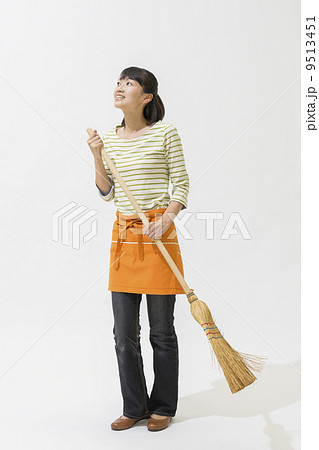 ほうきを持つ女性 ほうきを持つ女性 9513451