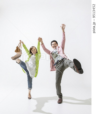 片足を上げる笑顔の夫婦 9513452
