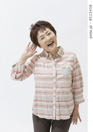 頭に手をあてる中高年女性 9513456