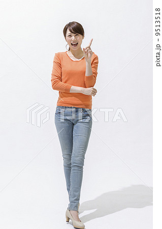 指を指す女性 9513518
