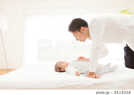 生後4か月の赤ちゃんと父親 9515038