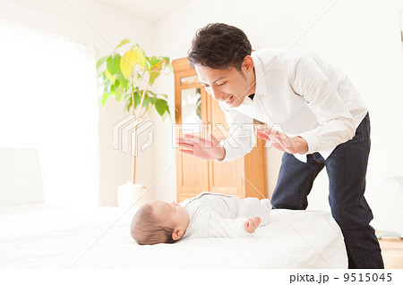 生後4ヶ月の赤ちゃんとパパ 生後4ヶ月の赤ちゃんとパパ 9515045