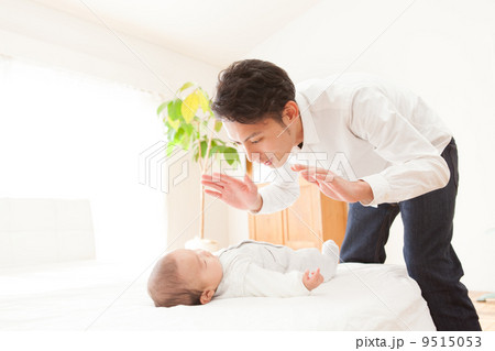 生後4ヶ月の赤ちゃんとパパ 生後4ヶ月の赤ちゃんとパパ 9515053