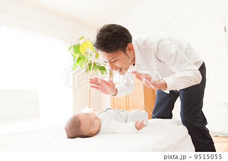 生後４ヶ月の赤ちゃんとパパ 9515055