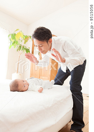 生後４ヶ月の赤ちゃんとパパ 9515056