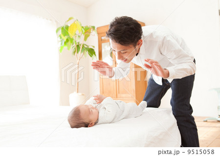 生後４ヶ月の赤ちゃんとパパ 9515058