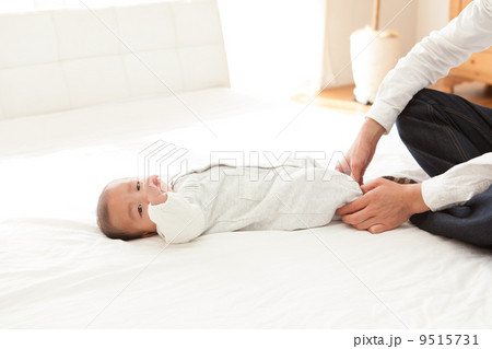生後４ヶ月の赤ちゃんと父親 9515731