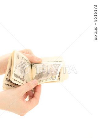 お金を数える女性 お金を数える女性 9516173