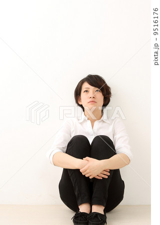 体育座りをする女性 体育座りをする女性 9516176