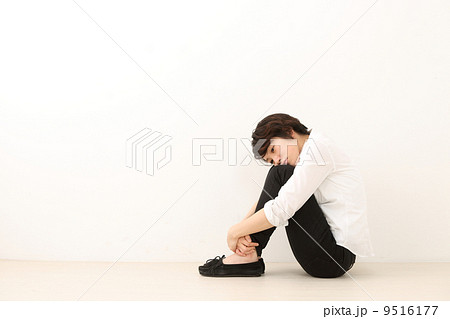 体育座りをする女性の写真素材