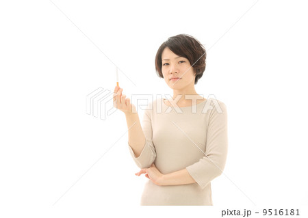 たばこを持つ女性 9516181