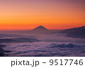 朝焼けの雲海と富士山 9517746