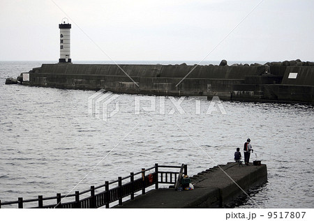 防波堤の釣り人 防波堤の釣り人 9517807