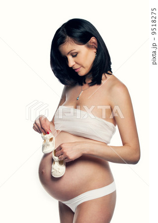 Beautiful pregnant woman 9518275
