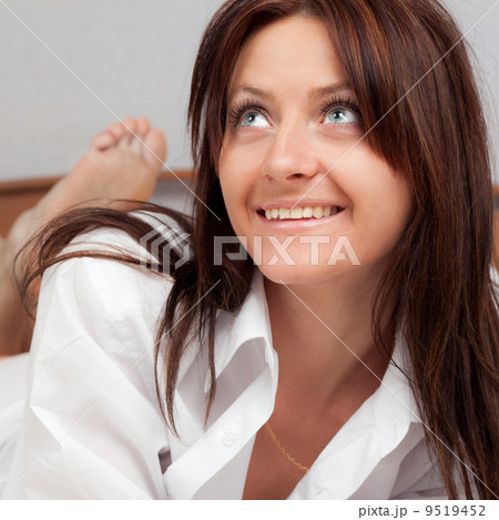 Portrait of the awakening young girl. 9519452