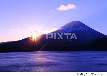 本栖湖の日の出 本栖湖の日の出 9520375