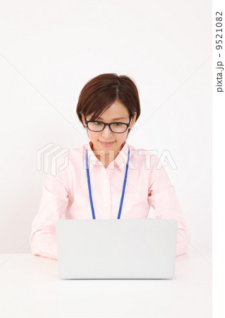 ノートPCを見るメガネをかけた女性 9521082
